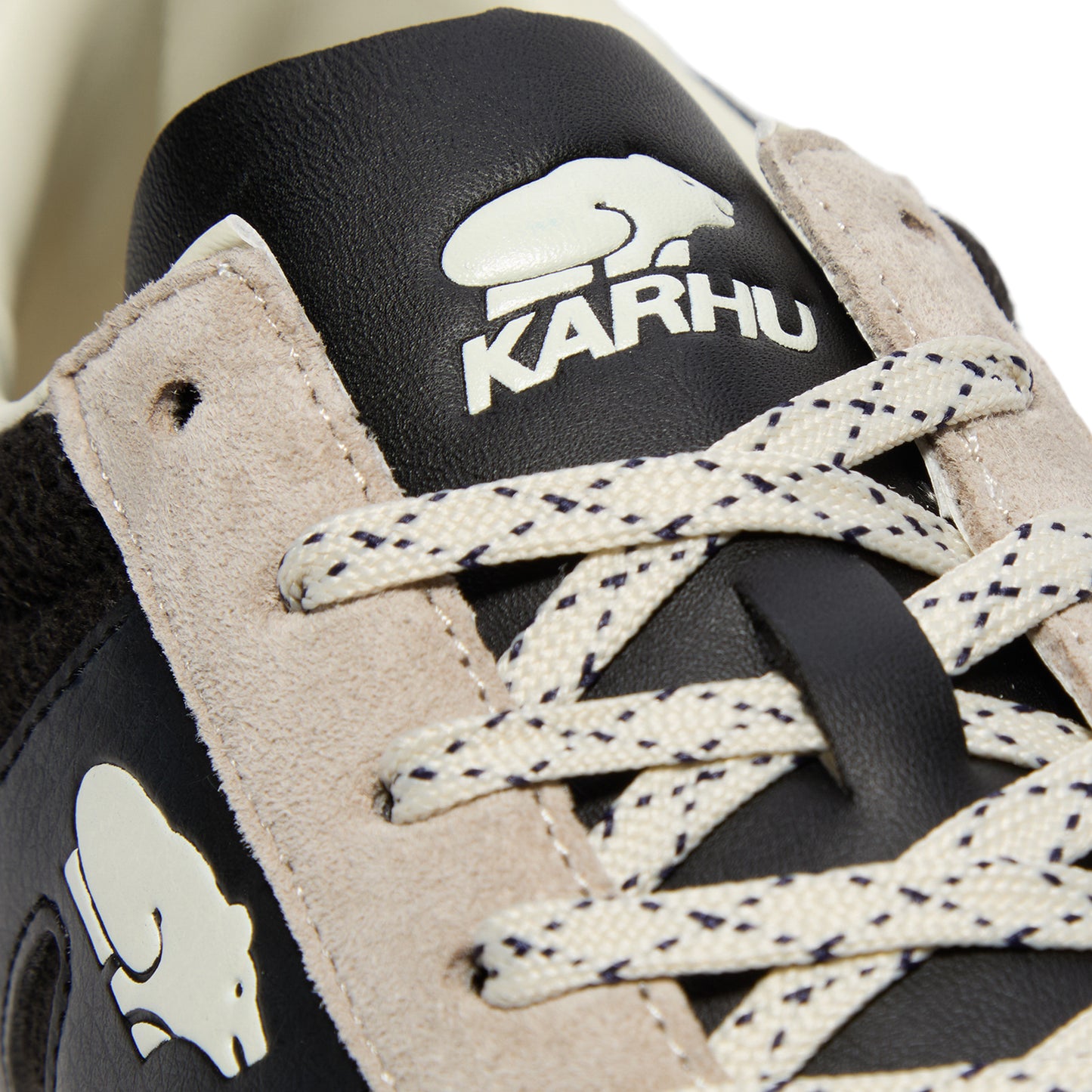 Karhu Albatross 82 (Silver Lining/Jet Black)