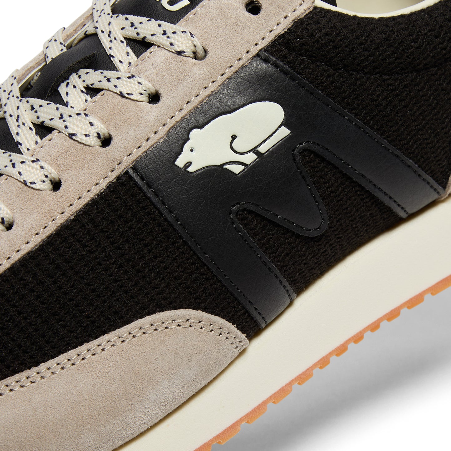 Karhu Albatross 82 (Silver Lining/Jet Black)