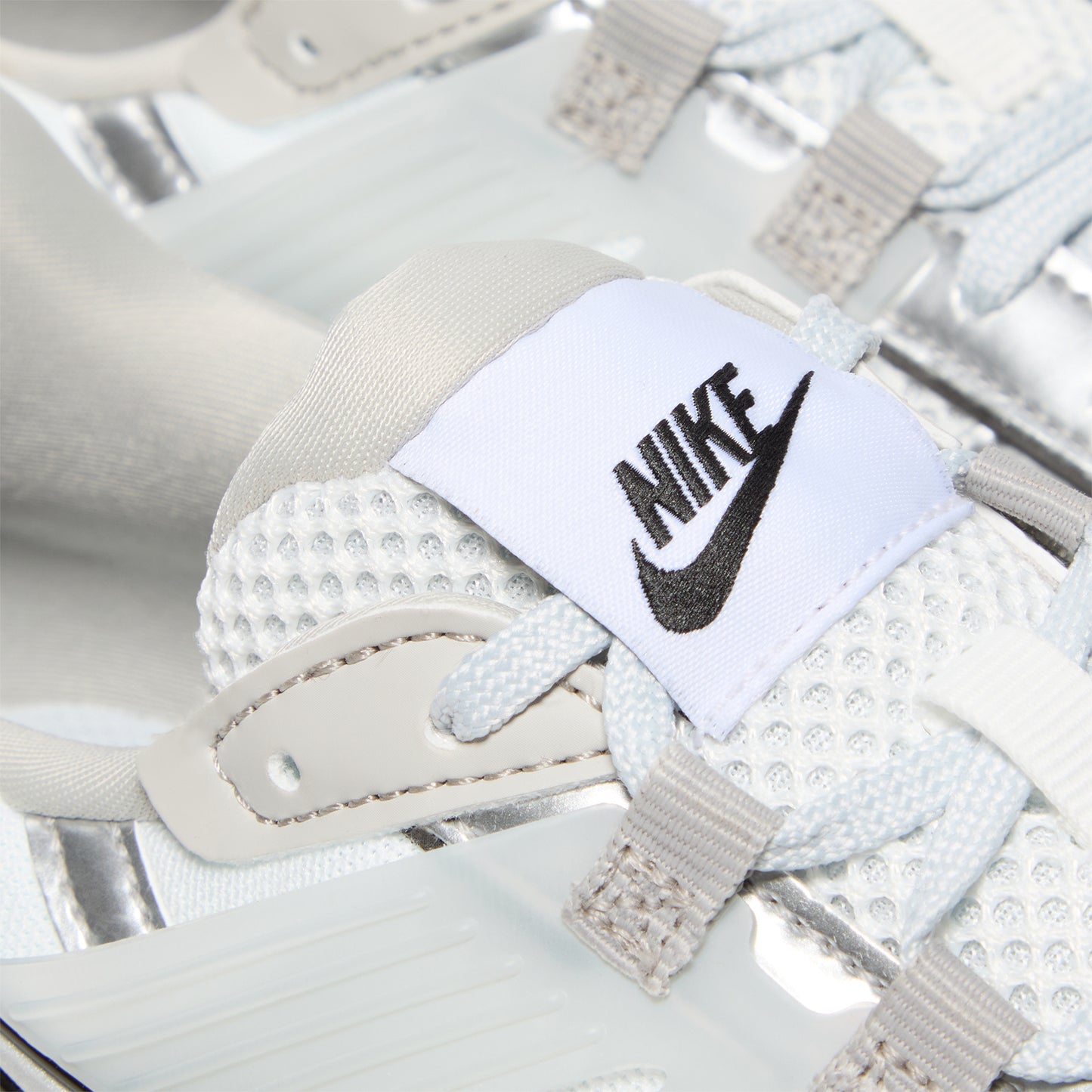 Nike Womens V2K Run (Summit White/Metallic Silver)