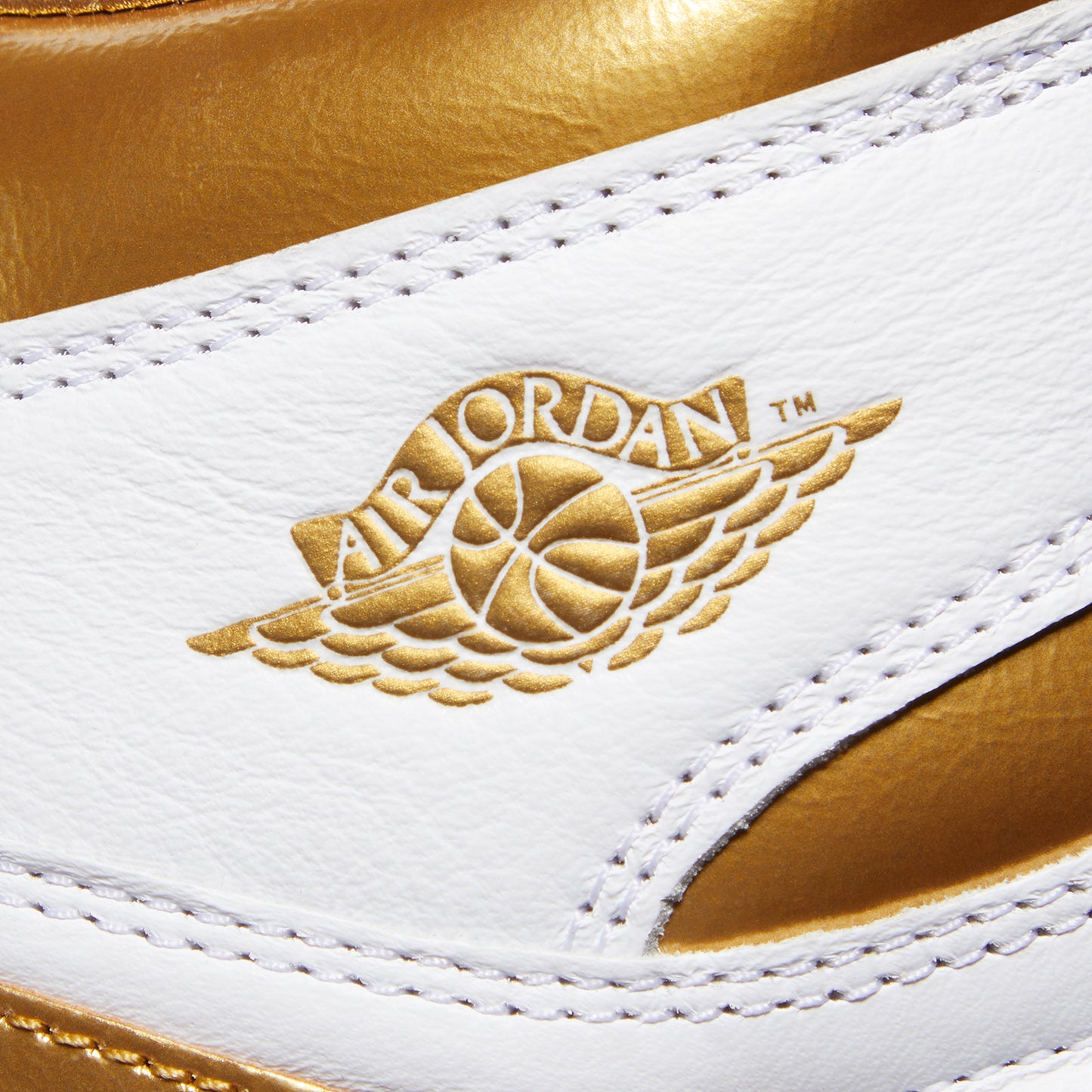 Nike Womens Air Jordan 1 Retro High OG (White/Metallic Gold/Gum Light Brown)