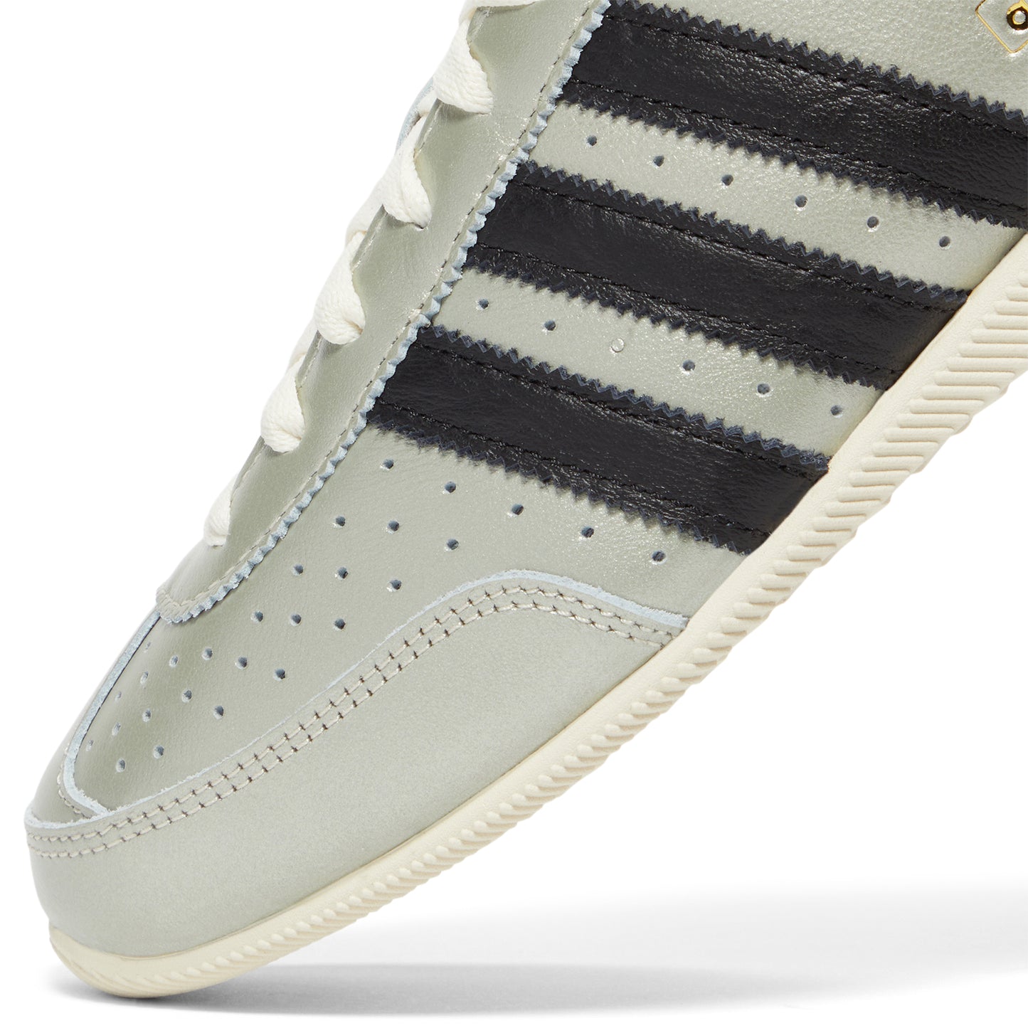 adidas Womens Japan (Silver/Core Black/Cream White)