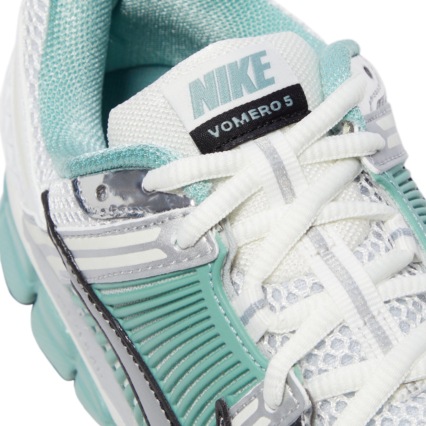 Nike Womens Zoom Vomero 5 (Summit White/Metallic Silver/Wolf Grey)