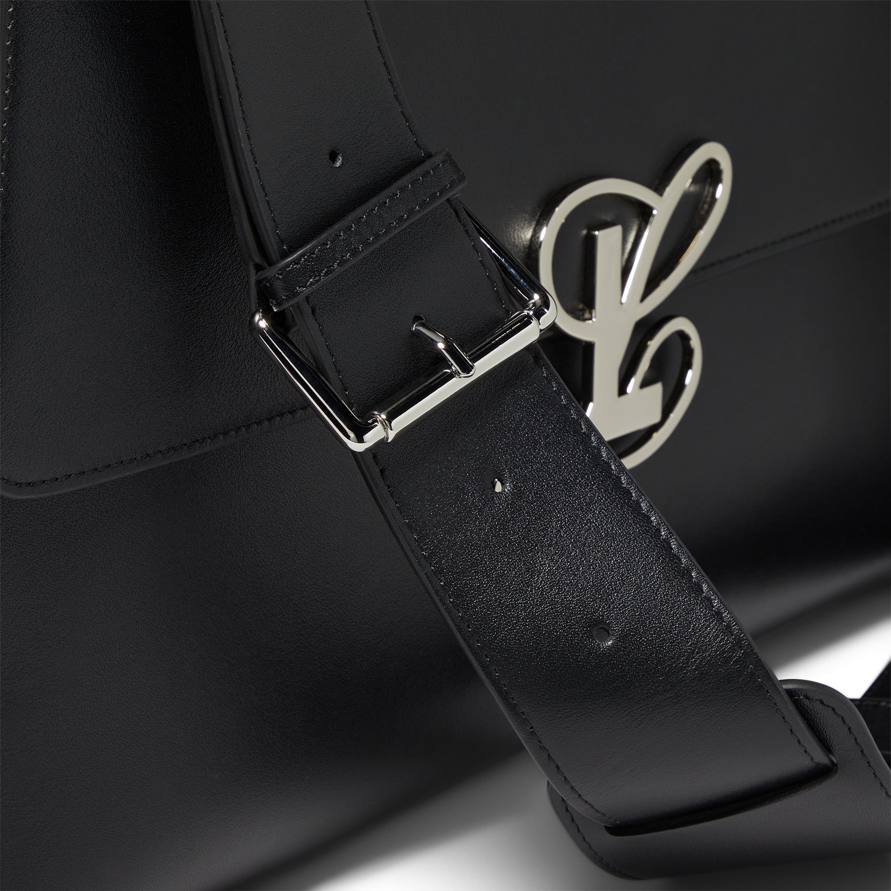 Luar Messenger Bag (Smooth black)