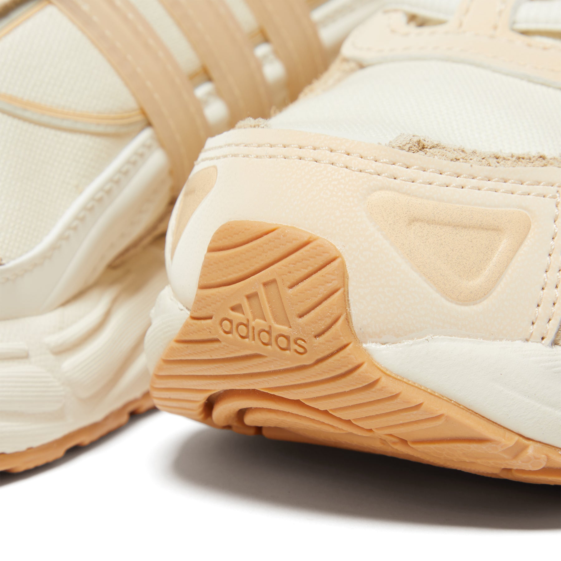 Adidas Womens Response White/Gum) CL (Off Concepts –
