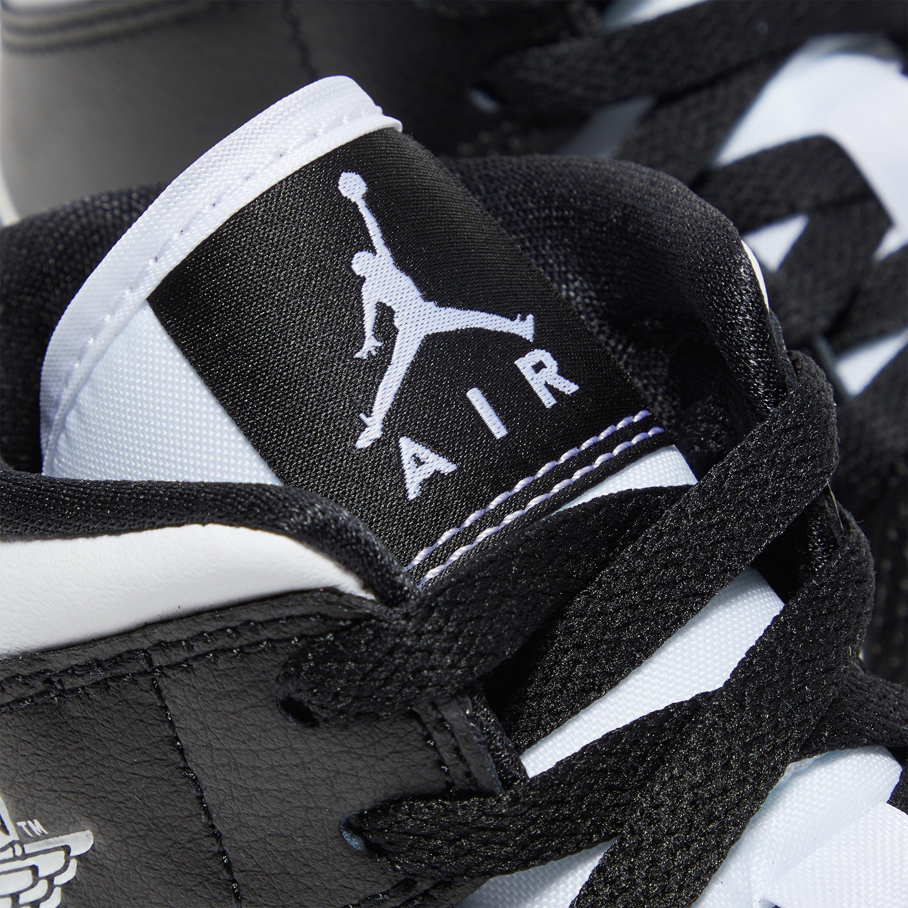 靴 NIKE WMNS AIR JORDAN 1 MID BLACK/WHITE Amazon.com | Jordan Womens WMNS Air Jordan 1 Mid DV0991 001