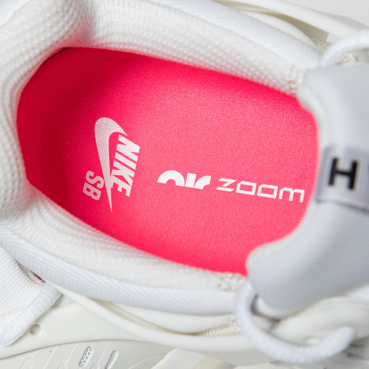 Nike SB Zoom Nyjah 3 (White/Black/Summit White/Hyper Pink)